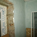 Оштукатурить откосы на три окна и покрасить стены